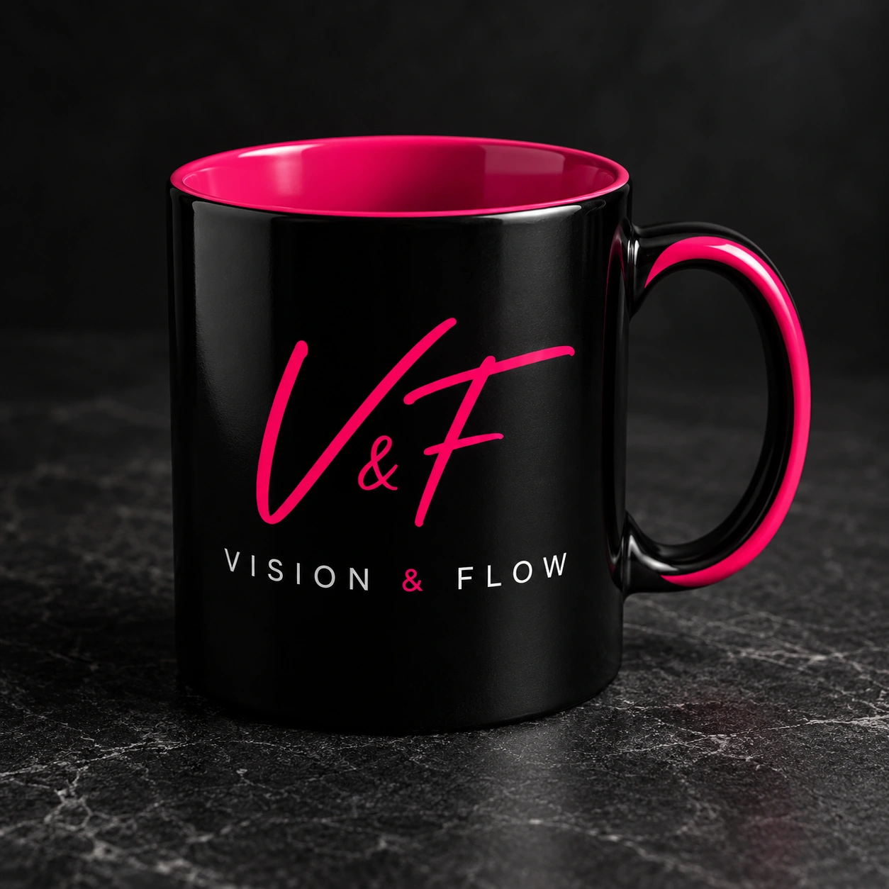 Schwarze Vision & Flow Tasse mit pinkem Innenbereich und Logo